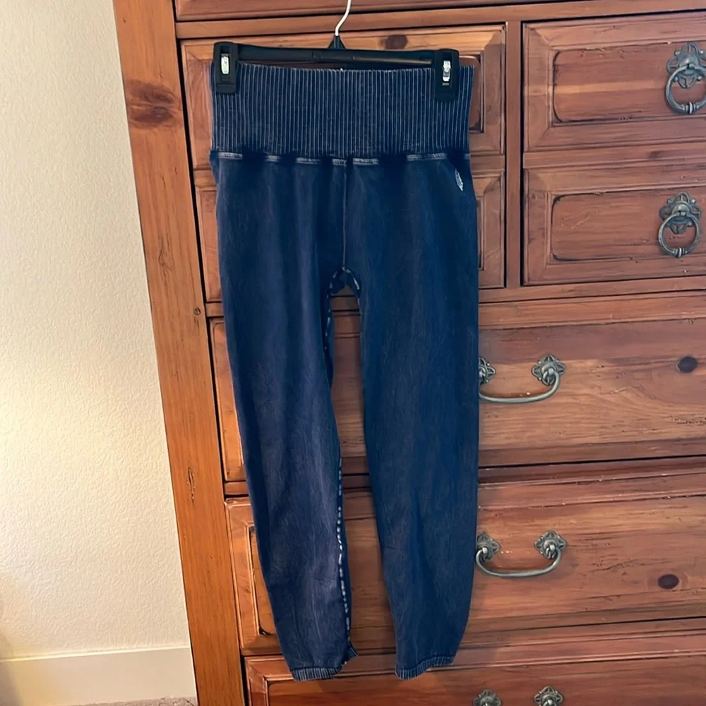 NWOT Free People Washed Blue Leggings, Size XL.